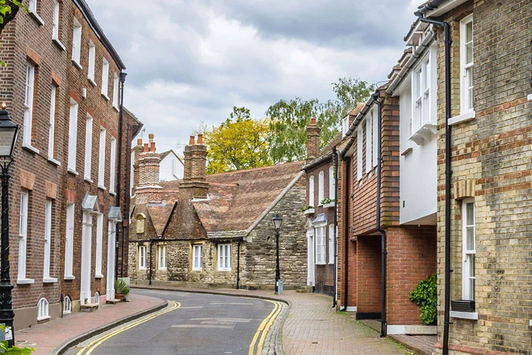 Choosing a qualified Surveyor Leeds with expert tips for property 